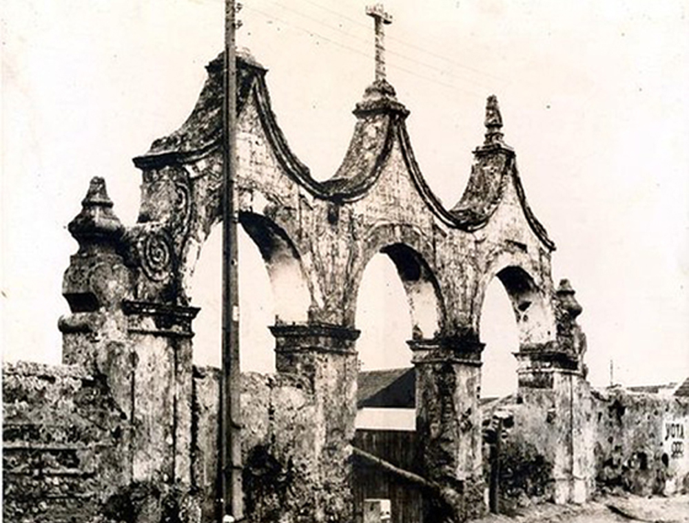 Pórtico barroco do século XVIII, pelo qual se acedia ao recinto do antigo Convento de São Francisco. Encontra-se superiormente decorado com 10 painéis de azulejos alusivos a São Salvador de Horta, São Pascoal Bailão, Santo António com o Menino, São Boaventura, São Luís e São Francisco. O Convento de São Francisco, construído nos finais do século XVI, anexo-se à Igreja de Santa Maria de Sabonha, uma das mais antigas da região, edificada em meados do século XIII. Após a extinção das ordens religiosas em 1834, o templo e o convento foram demolidos, sendo este pórtico a única estrutura monumental sobrevivente. Classificado como Imóvel de Interesse Municipal.